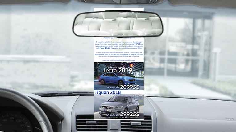 Étiquette PromoTAG sur un rétroviseur.