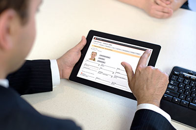 Un employé d'un concessionnaire utilisant une tablette